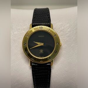 Vintage Gucci Black and Gold Bezel Watch 💕